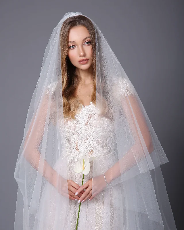 Long wedding veil for bride.